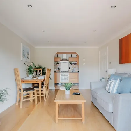 Starhost Residences - Modern 2 Bed Apartment At Imperial Court, Newbury Newbury  Exterior photo