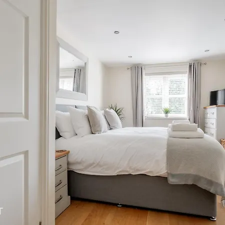 Starhost Residences - Modern 2 Bed Apartment At Imperial Court, Newbury Newbury  Exterior photo