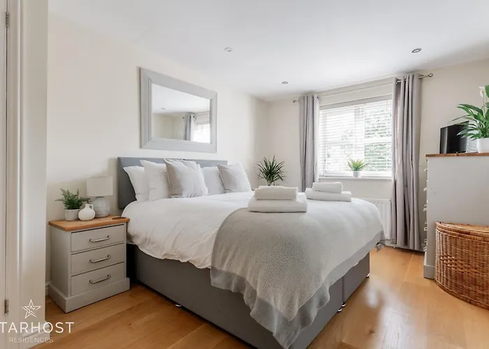 Starhost Residences - Modern 2 Bed Apartment At Imperial Court, Newbury